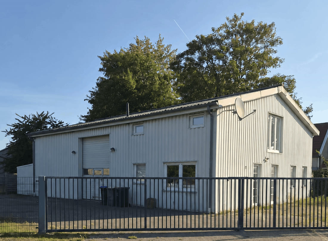 Neuer Standort des Cannabis Social Club Niedersachsen – große Anbauhalle mit Ausgabestelle
